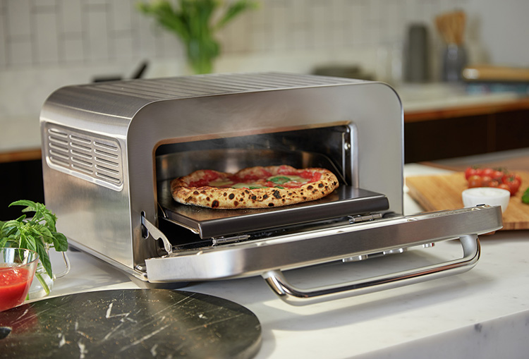 Der neue Sage Pizzaofen the Smart Oven Pizzaiollo sage-pizzaofen-the-Smart-Oven-Pizzaiolo-mit-pizza