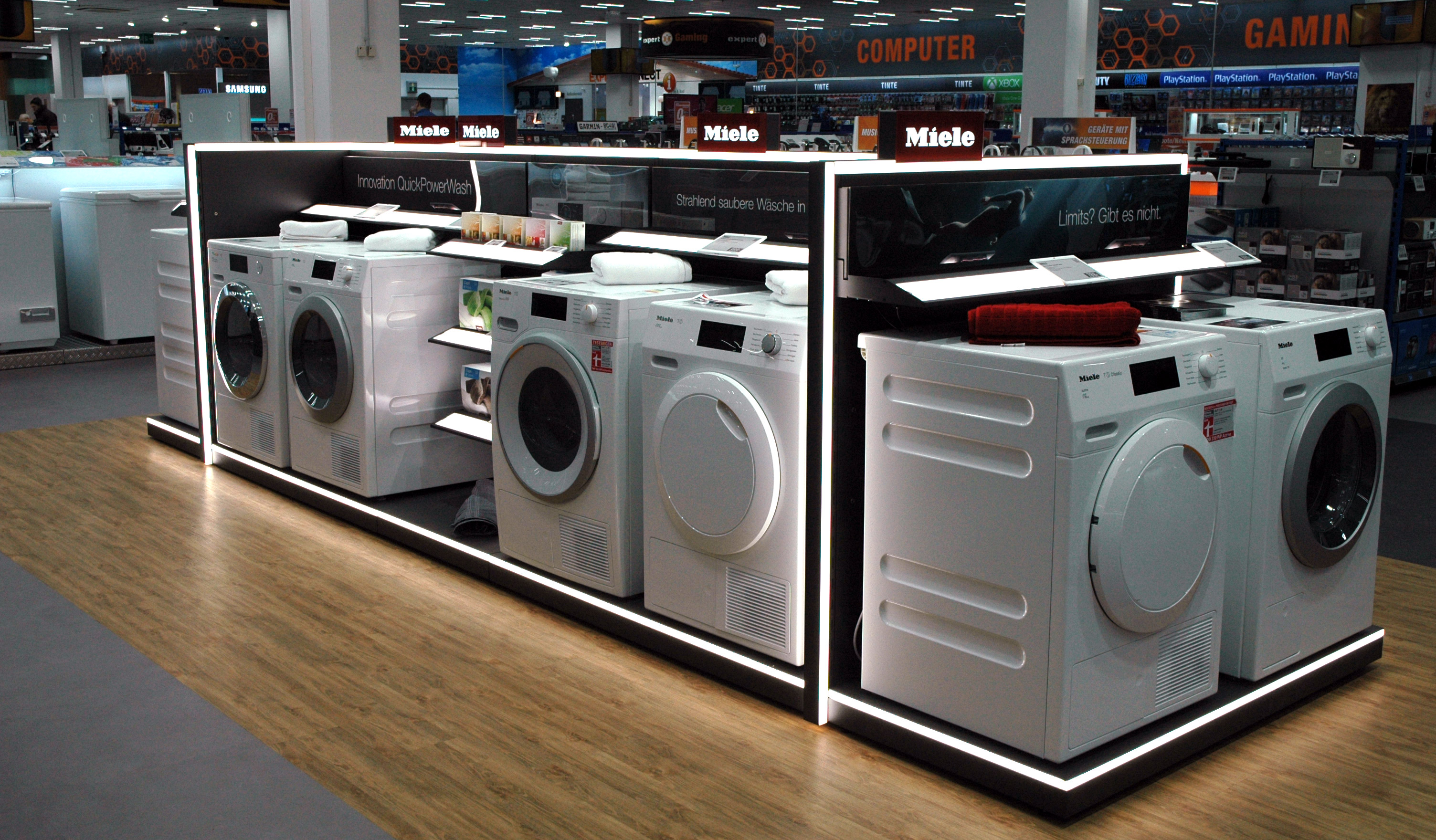 expert-langenhagen-einbaugeraete-miele-sonderflaeche Individuelle Beleuchtungskonzepte wie hier auf der Miele-Sonderfläche lenken die Aufmerksamkeit auf besondere Produkte