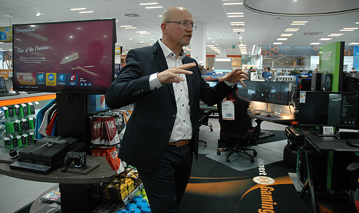 expert-langenhagen-gaming-area-christoph-komor Ein besonderes Highlight bildet die 100 Quadratmeter große Gaming-Welt