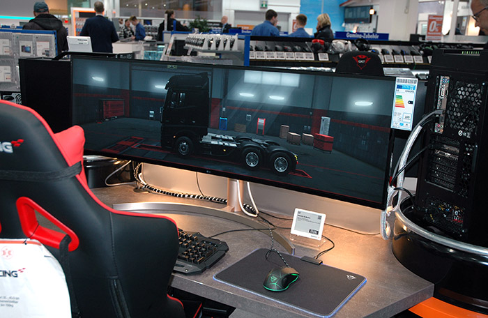 expert-langenhagen-gaming-area Aktuelle Hardware, Großbild-Displays sowie Gaming-Sessel und Simulatoren lassen die Herzen der Spieler höher schlagen