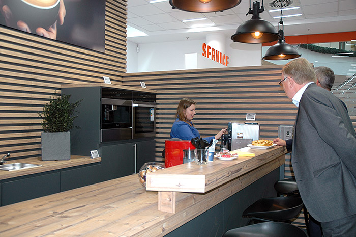 expert-langenhagen-kafeebar Die Kaffeebar im Eingangsbereich