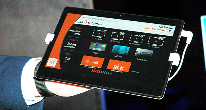 expert-langenhagen-tv-galerie-konfugrationen Auf einem Tablet können per Tastendruck auf einen TV-Display die verschiedenen Bildschimrgrößen simuliert werden