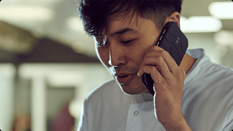 Cat phones in Gebrauch bullit-smartphone-studie-anwendung