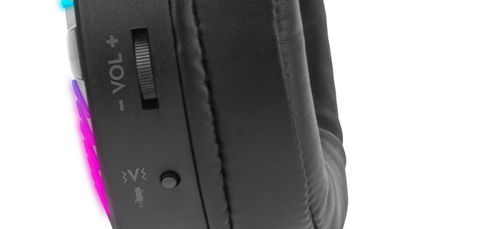 Das Headset lässt sich über Tasten an der linken Ohrmuschel besonders bequem bedienen speedlink-qurye-rgb-gaming-headset-bedienelemente