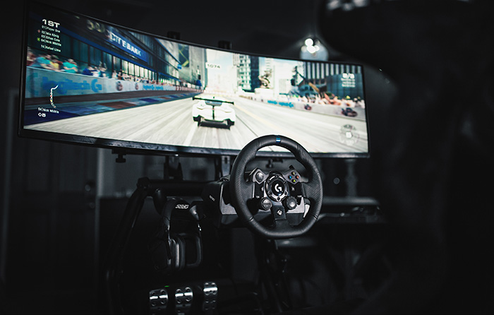 Entwickelt für ein maximal realistisches Spielerlebnis nutzt das G932 „TRUEFORCE“ logitech-G923-lenkrad-lifestyle