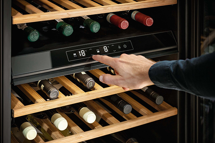 Neff Weinlagerschrank neff-weinkuehler-ku9213hgo-bedienfeld