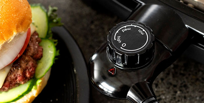 Die Temepreatur lässt sich beim Smokeless BBQ Grill einfach über einen Regler einstellen smokeless-bbq-grill-temperaturregler