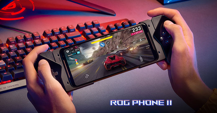 Das Asus ROG Phone II mit angedockten Controllern