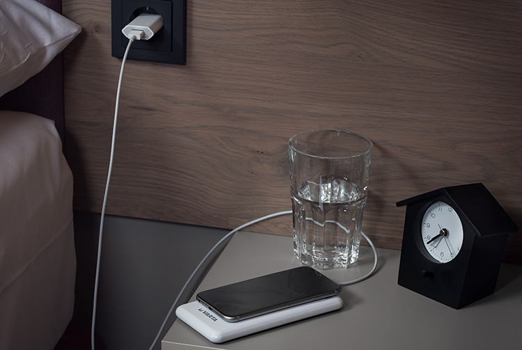 Die Varta Wireless Power Bank als Ladegerät varta-Wireless-Power-Bank-laden-kabel