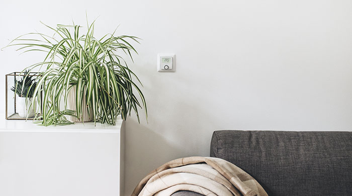 Bosch Smart Home Raumthermostat im Wohnzimmer bosch-smart-home-raumthermostat-wohnzimmer
