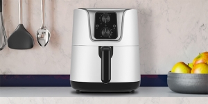 Schmales Design bei großem Fassungsvermögen: Die Heißluftfritteuse FRY 6840 von Grundig