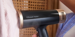 Neue Steam Genie VacuSteam Dampfbürste macht Schluss mit zeitraubenden Bügelmarathons