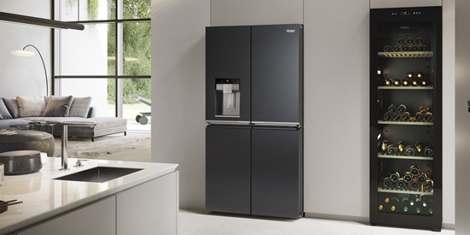 Der Haier Cube 90 Serie 7 in elegantem matt-schwarz mit integriertem Icemaker