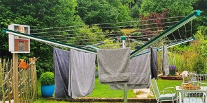 Das Wäschetrocknen an der frischen Luft ist so effizient und nachhaltig, dass ein viele Menschen ihre Wäsche sogar im Winter draußen trocknen